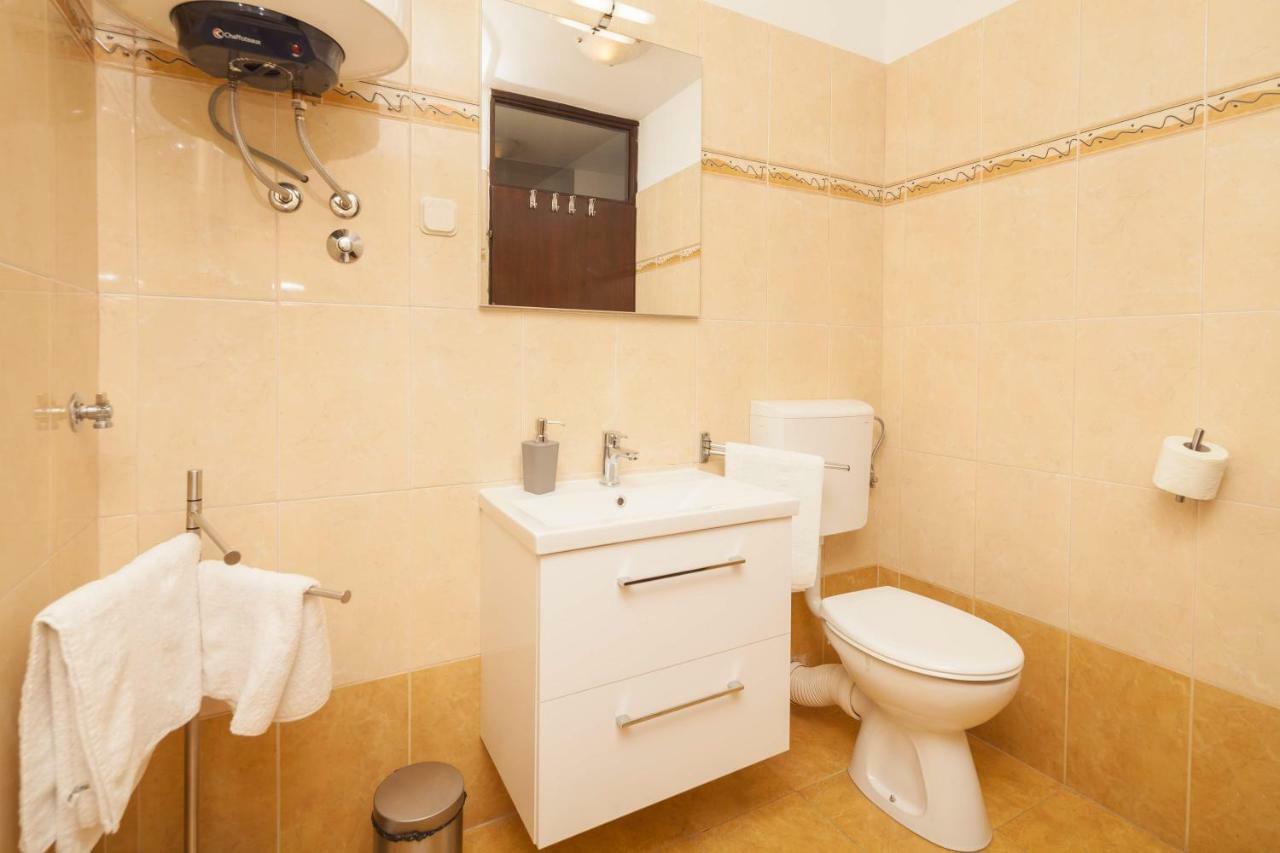 Apartman Ester พูลา ภายนอก รูปภาพ
