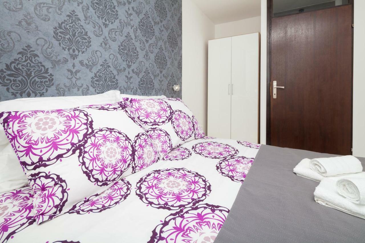 Apartman Ester พูลา ภายนอก รูปภาพ