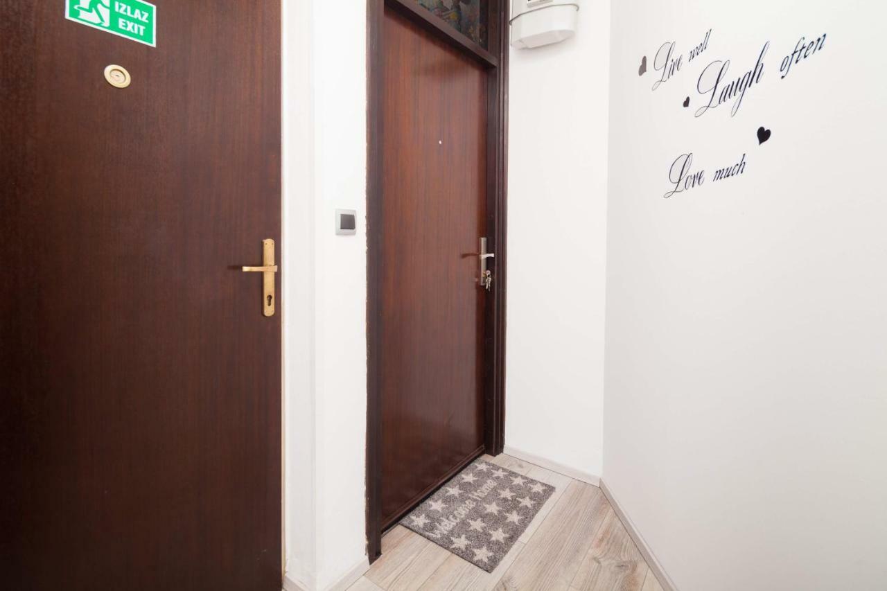 Apartman Ester พูลา ภายนอก รูปภาพ