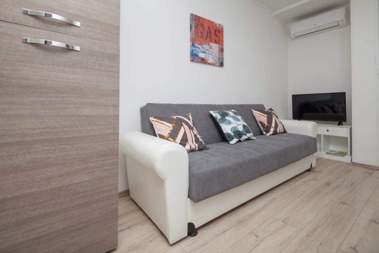 Apartman Ester พูลา ภายนอก รูปภาพ