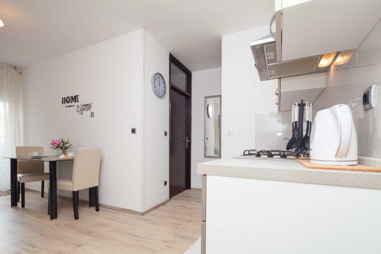 Apartman Ester พูลา ภายนอก รูปภาพ