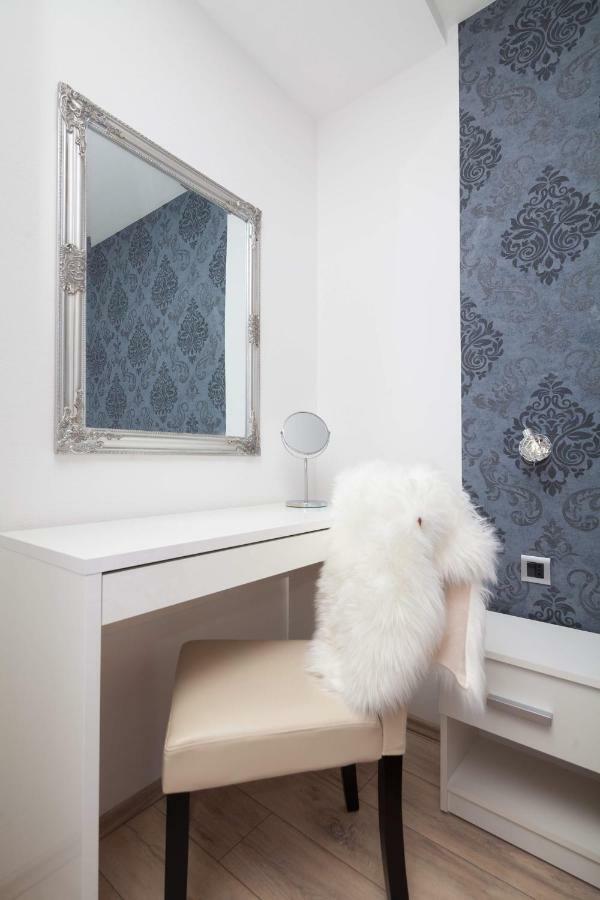 Apartman Ester พูลา ภายนอก รูปภาพ