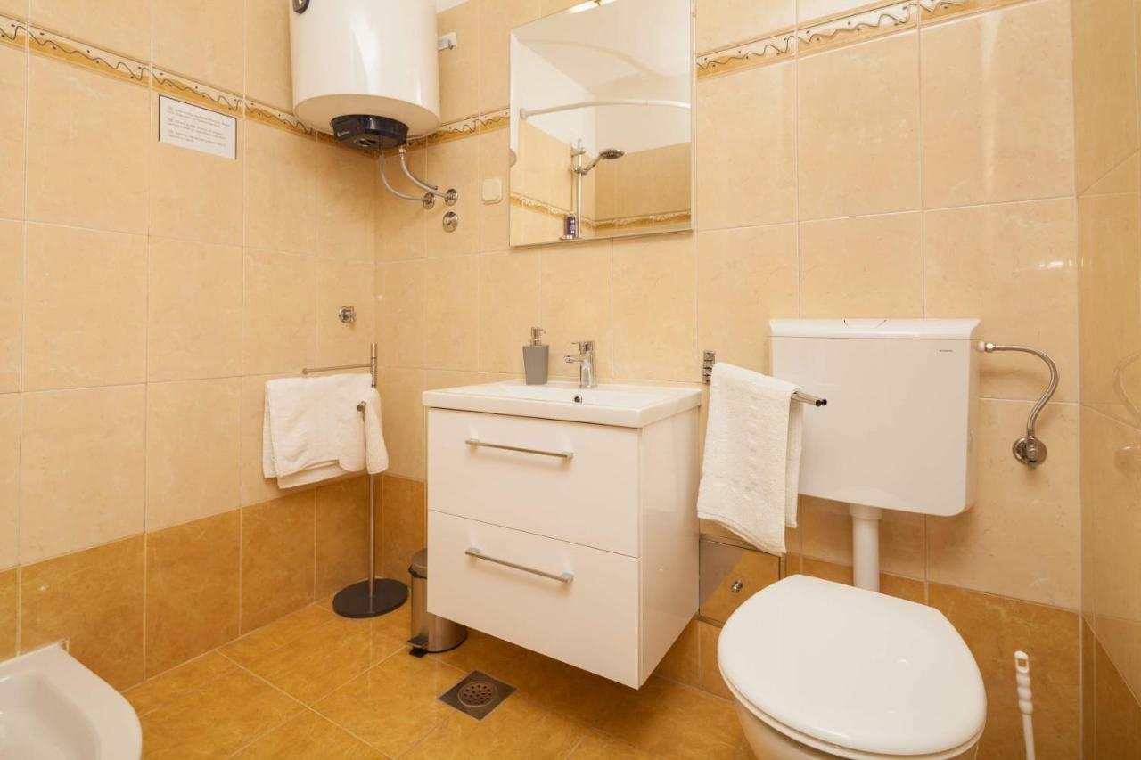 Apartman Ester พูลา ภายนอก รูปภาพ