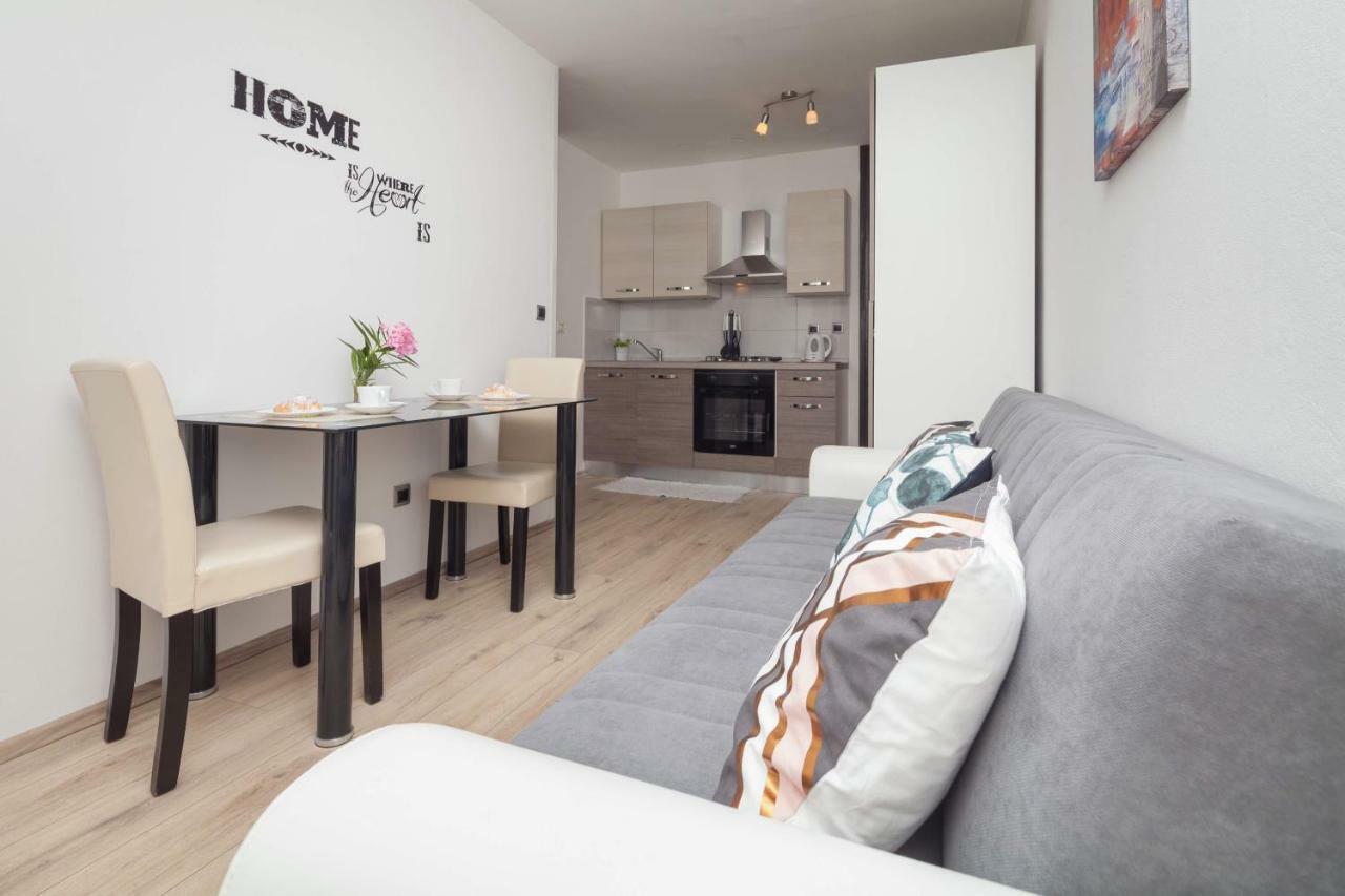 Apartman Ester พูลา ภายนอก รูปภาพ